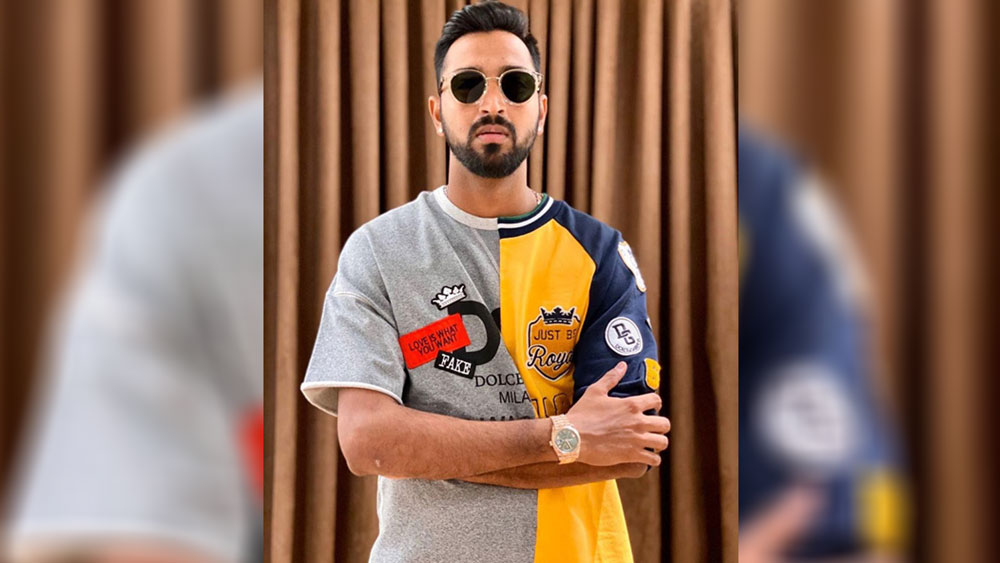 রোলেক্সের আরও একটি ঘড়ি রয়েছে তাঁর। রোলেক্স ডে ডেট ৪০ এভোরোজ গোল্ড। যার দাম ২৫ লাখ ৬১ হাজার টাকা।