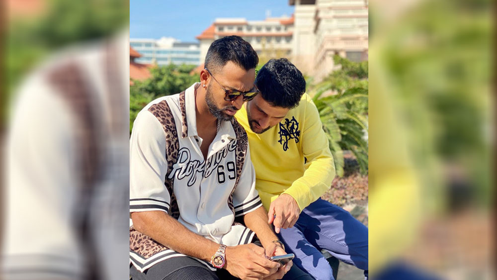 রোলেক্স কসমোগ্রাফ ডেটোনা রেনবো। দাম ৭২ লাখ টাকা। মূল্যবান ধাতু দিয়ে তৈরি করা হয়েছে এই মডেলটিও।