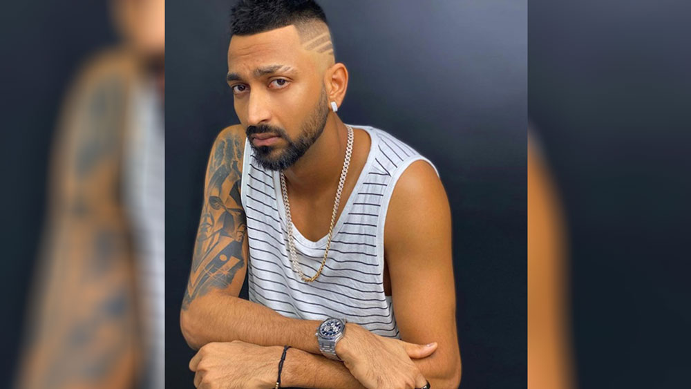 পুরোপুরি রুপালি রঙের এই ঘড়িটি অডেমারস পিগুয়েট রয়্যাল ওক ক্রোনোগ্রাফ মডেলের। এটি অত্যন্ত উন্নত মানের স্টিল দিয়ে তৈরি করা হয়েছে। যার সঙ্গে ডায়ালে রয়েছে সোনা। এই ঘড়িটির দাম কত জানেন?