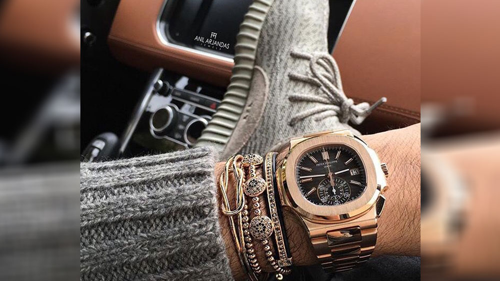 ঘড়িটি পাটেক ফিলিপি ৫৯৮০/১ আর নটিলাস ব্ল্যাক ডায়াল মডেলের। এই ঘড়ি কিনতে হলে বছর খানেক আগে কোম্পানির কাছে অর্ডার দিতে হয়। অর্ডার ছাড়া সচরাচর এই মডেল বানানো হয় না।