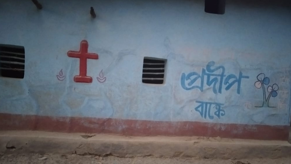 বাড়ির দেওয়ালে ক্রস আর প্রদীপ