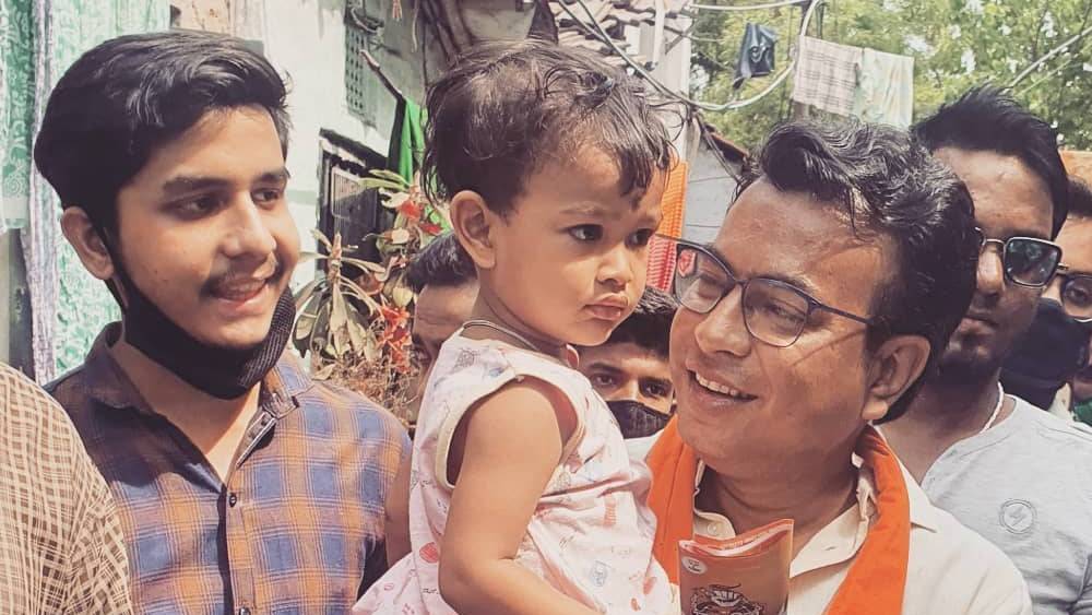 শেয়ারবাজারে তিনি বিনিয়োগ করেছেন ২ লক্ষ ২৫ হাজার টাকা। তাঁর নামে কোনও গাড়িও নেই।