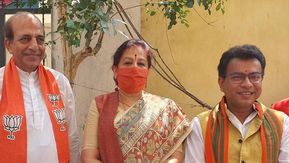 হলফনামায় রুদ্রনীল নিজের পরিচয় দিয়েছেন অভিনেতা হিসেবে। ১৯৯৪ সালে কলকাতা বিশ্ববিদ্যালয়ের অধীনস্থ নরসিংহ দত্ত কলেজ থেকে বিজ্ঞান শাখায় স্নাতক হন রুদ্রনীল।