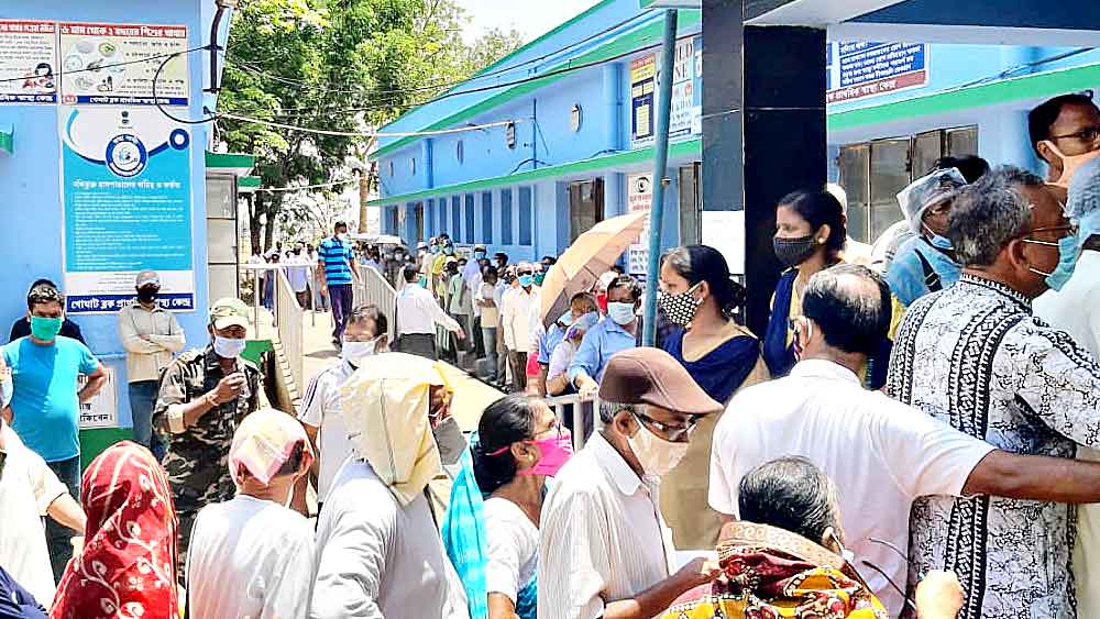 টিকা নেওয়ার লম্বা লাইন। সোমবার গোঘাট ব্লক প্রাথমিক স্বাস্থ্যকেন্দ্রে। 