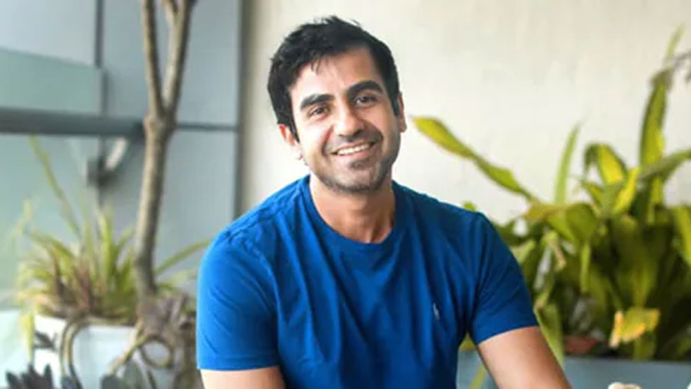 ক্লাসে শিক্ষক পড়ানোর সময়েও সেই সব পরিকল্পনা নিয়েই নাড়াচাড়া করতেন। সেই করতে করতে মাত্র ১৪ বছর বয়সে এক বন্ধুর সঙ্গে শুরু করে দিলেন নিজের ব্যবসা।