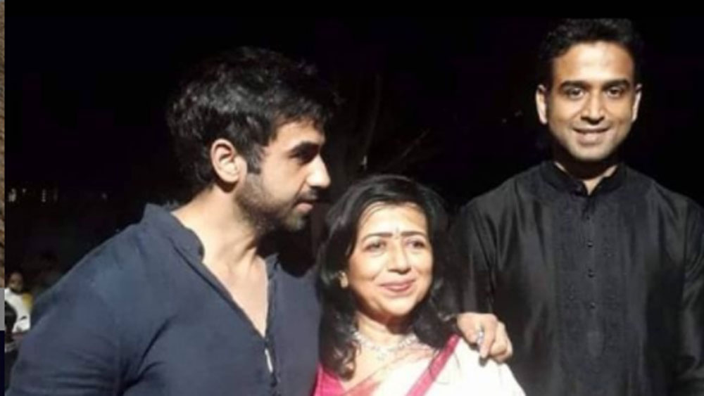 পুরনো মোবাইল ফোন কিনে তা অন্যকে বেশি দামে বিক্রি করা শুরু করলেন। মন্দ চলছিল না। কিন্তু ধরা পড়ে গেলেন মায়ের কাছে।