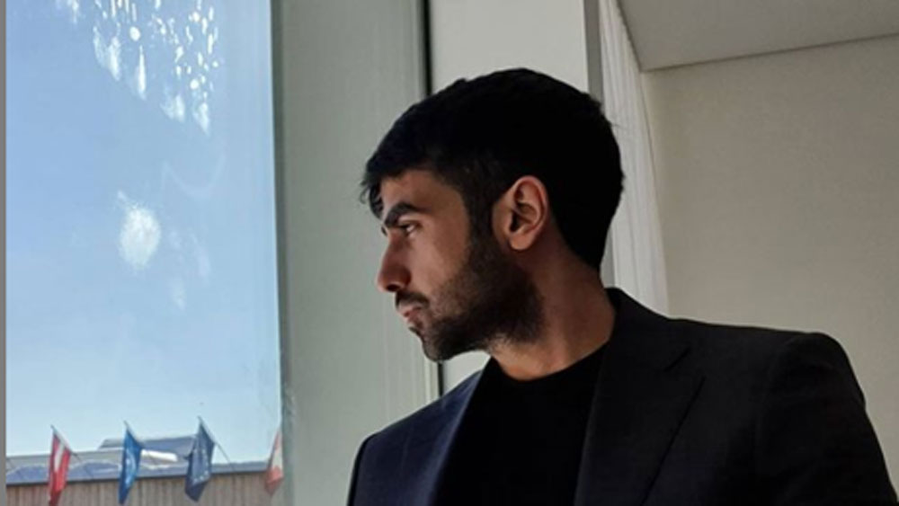 জোর করে তাঁকে ঘরে আটকে রাখা হল। গতে বাঁধা রাস্তায় চলতে বাধ্য করা হল। পড়াশোনা করতে বলা হল। ডিগ্রি অর্জন করার জন্য জোরাজুরি শুরু হল।