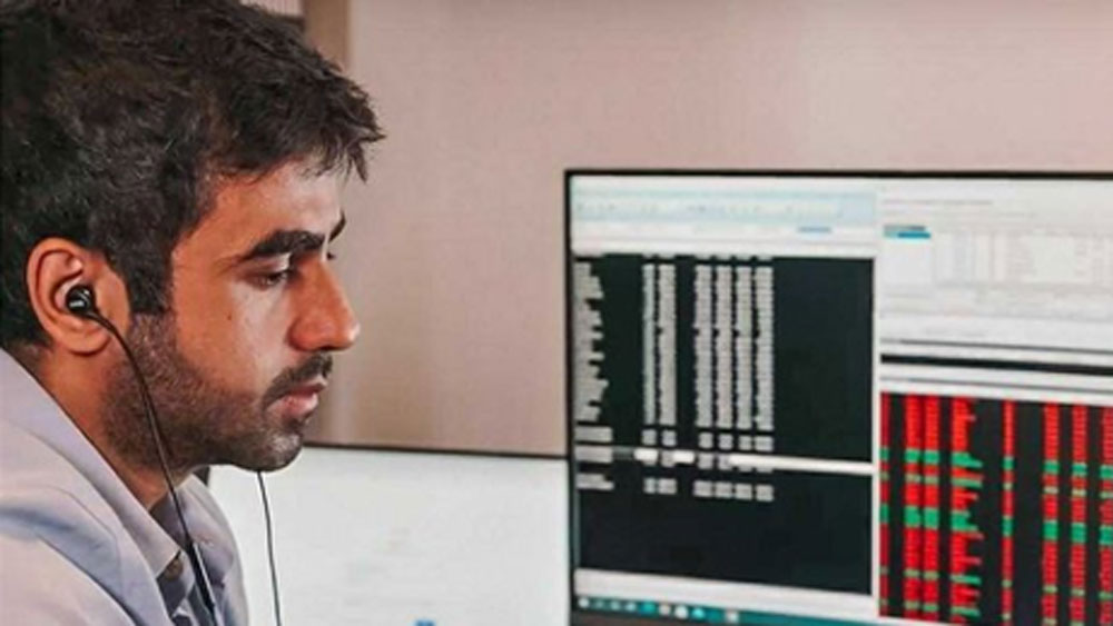 নিজের সংস্থা খুলে ফেলেছেন তিনি। মূলত শেয়ার বাজারে বিনিয়োগে সাহায্য করে তাঁর সংস্থা। পাশাপাশি মিউচুয়াল ফান্ড এবং বন্ড কেনাবেচায় দালালির কাজও করে তাঁর সংস্থা।