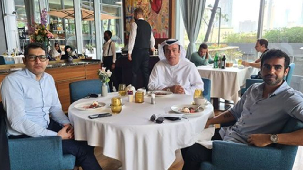 তিনি নিখিল কামাথ। ১৪ বছর বয়সে তাঁর প্রথম ব্যবসা ছিল ওই পুরনো মোবাইল ফোন কেনাবেচা। ব্যবসার কথা জানতে পেরে মা তাঁর সংগ্রহে থাকা সব মোবাইল ফোন শৌচাগারের জলে ফেলে দিয়েছিলেন।