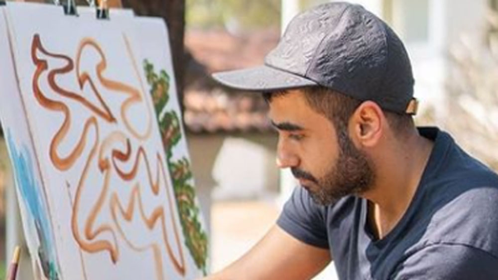 তারপর ১৭ বছর বয়সে বাড়ি ছেড়ে চলে যান তিনি। প্রথমে একটি কল সেন্টারে কাজ শুরু করেন।