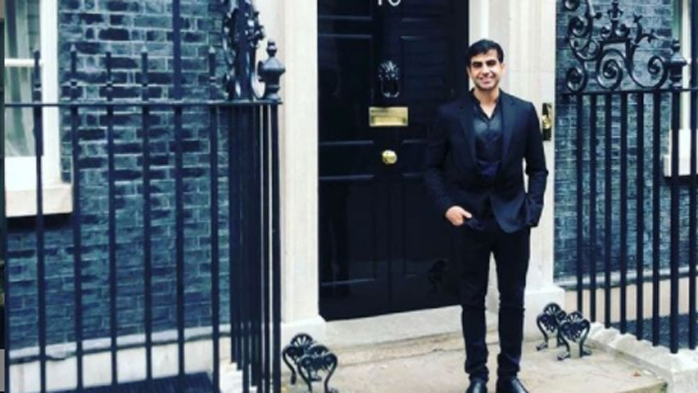 বিকেল ৪টে থেকে রাত ১টা পর্যন্ত কাজ করতে হত তাঁকে। দিনের সময়টা কাজে লাগাতেন ব্যবসায়িক কাজে। তখন মাইনে পেতেন মাত্র ৮ হাজার টাকা।