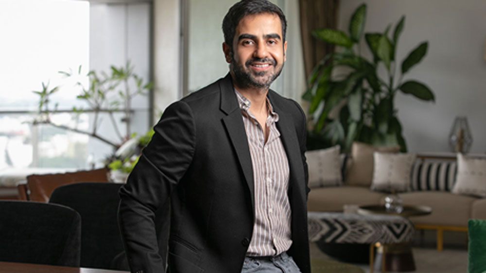 তাঁর বাবা ছিলেন এক জন ব্যাঙ্ক কর্মী। ছেলের ইচ্ছা পূরণের জন্য তিনিই তাঁকে টাকা দিয়ে ব্যবসায় সাহায্য করেছিলেন প্রথম।