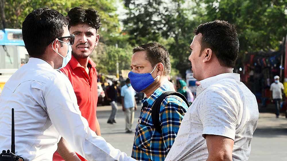  নজরে:  ধর্মতলায় মাস্কহীন এক পথচারীকে ধরে তাঁকে মাস্ক পরতে বাধ্য করলেন কর্তব্যরত এক পুলিশকর্মী। 