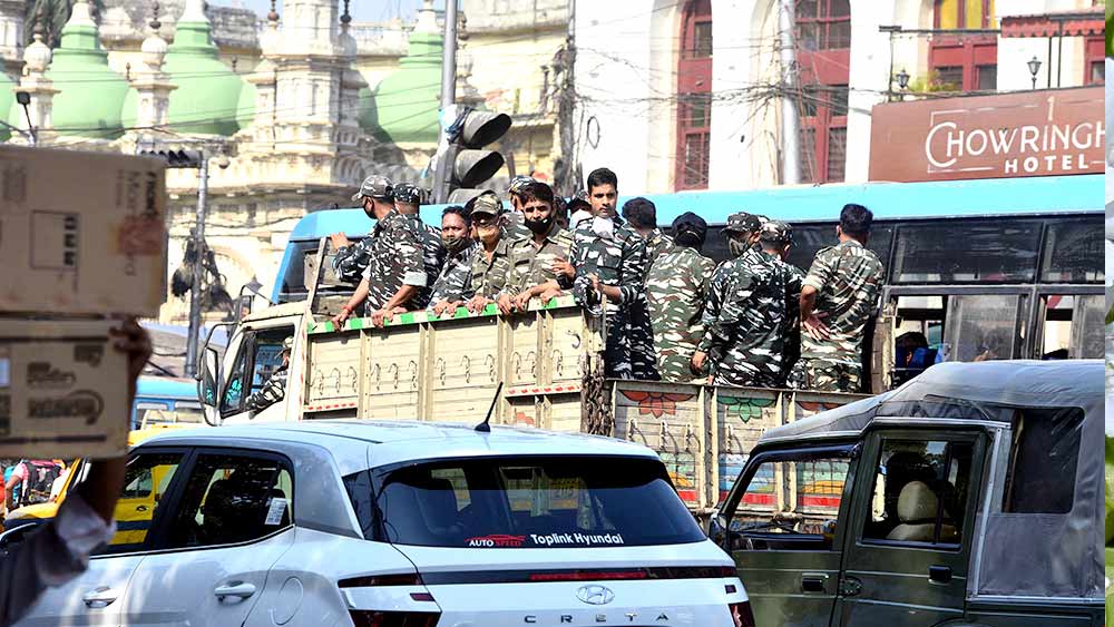  হাজির: সপ্তম দফা ভোটের জন্য শহরের রাস্তায় আধা সামরিক বাহিনীর জওয়ানেরা