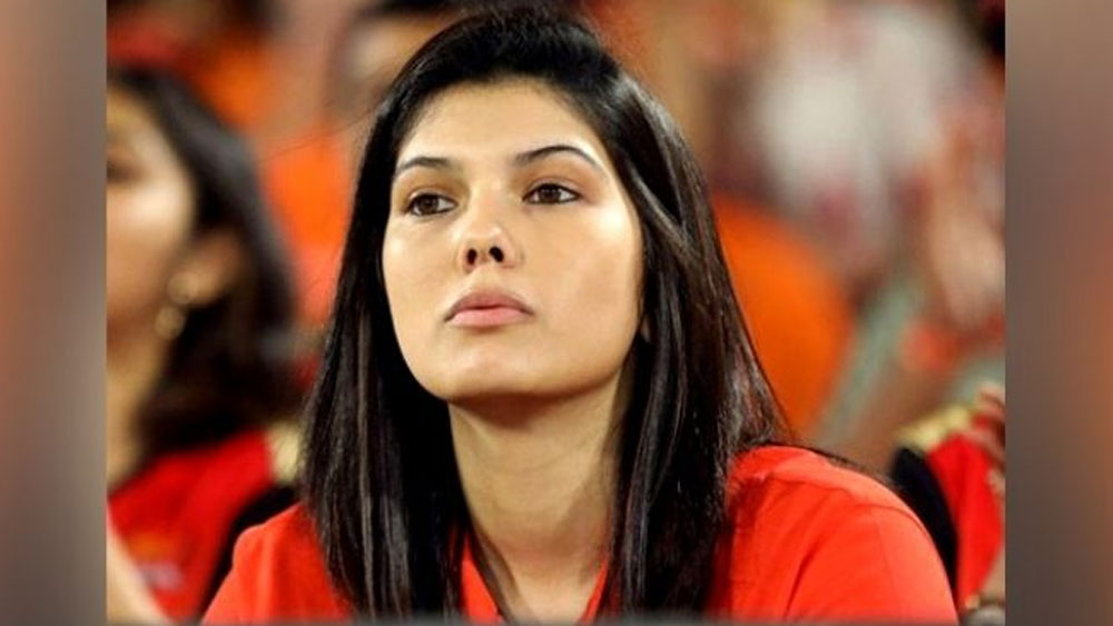 সানরাইজার্স হায়দরাবাদের সিইও তিনি। সান টিভির রেডিয়ো চ্যানেল এবং সান মিউজিকেরও গুরুত্বপূর্ণ পদে আসীন। সম্প্রতি আইপিএল নিলামের সময়ও ক্যামেরা তাঁর উপর যেন থমকে গিয়েছিল। নেটমাধ্যমে এই সুন্দরীকে নিয়ে কম চর্চা হয়নি।