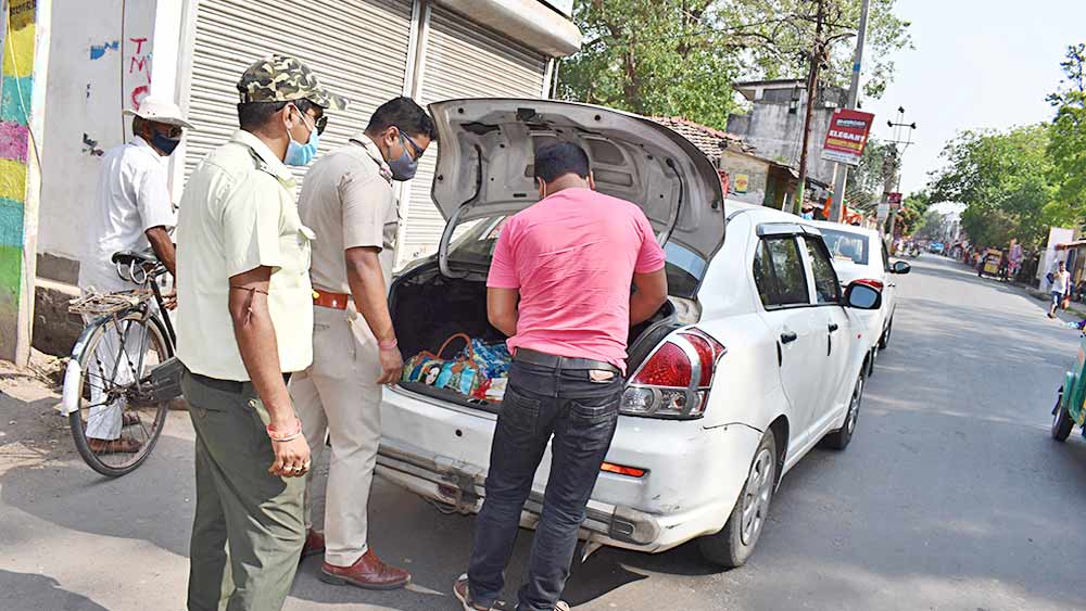 নজরদারি: গাড়ি থামিয়ে চলছে তল্লাশি। মঙ্গলবার, ভাটপাড়ায়। 