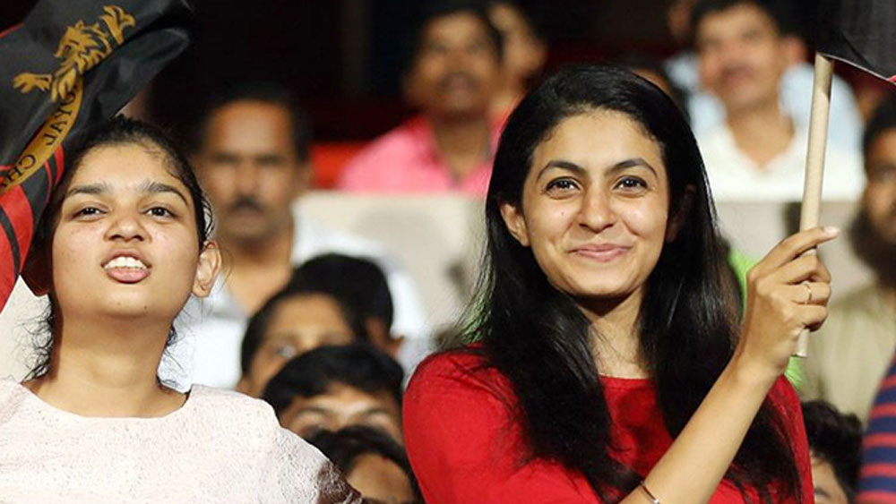 সেই সূত্রেই ২০১৭ সালে তিনি ভারতে চলে আসেন এবং ২০১৯ সালে রয়্যাল চ্যালেঞ্জারস বেঙ্গালুরুর সঙ্গে যুক্ত হয়ে যান। আইপিএল-এ সাপোর্ট স্টাফ হিসাবে মহিলাদের সংখ্যা খুবই কম। সে কারণে প্রথম থেকেই সকলের দৃষ্টি আকর্ষণ করে নেন তিনি।