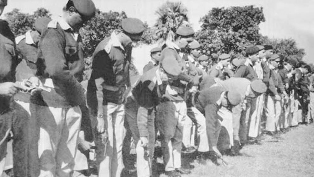 ১৯৬৯ সালে পাকিস্তান সেনাবাহিনীতে যোগ দেন তিনি। পাকিস্তানের কাকুল মিলিটারি অ্যাকাডেমি থেকে তিনি প্রশিক্ষণ নেন। তার পর পাক সেনার গোলন্দাজ বাহিনীতে উচ্চপদস্থ পদে যোগদান করেন।