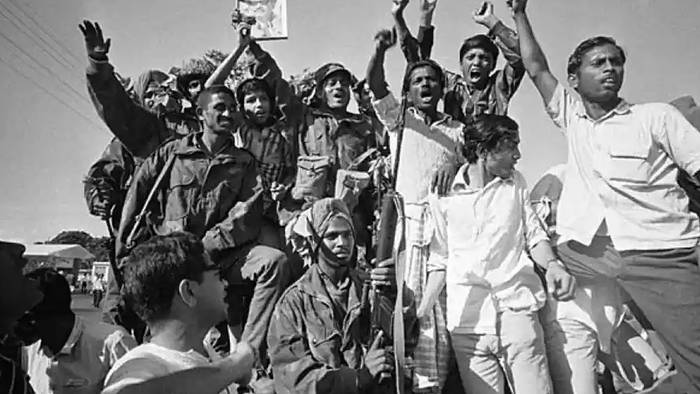 কিন্তু বাংলাদেশের মুক্তিযুদ্ধ শুরু হতেই তিনি পাকিস্তান থেকে পালিয়ে আসেন ভারতে। ভারতে থেকেই বাংলাদেশ মুক্তিযুদ্ধের সহযোদ্ধা হয়ে ওঠেন।