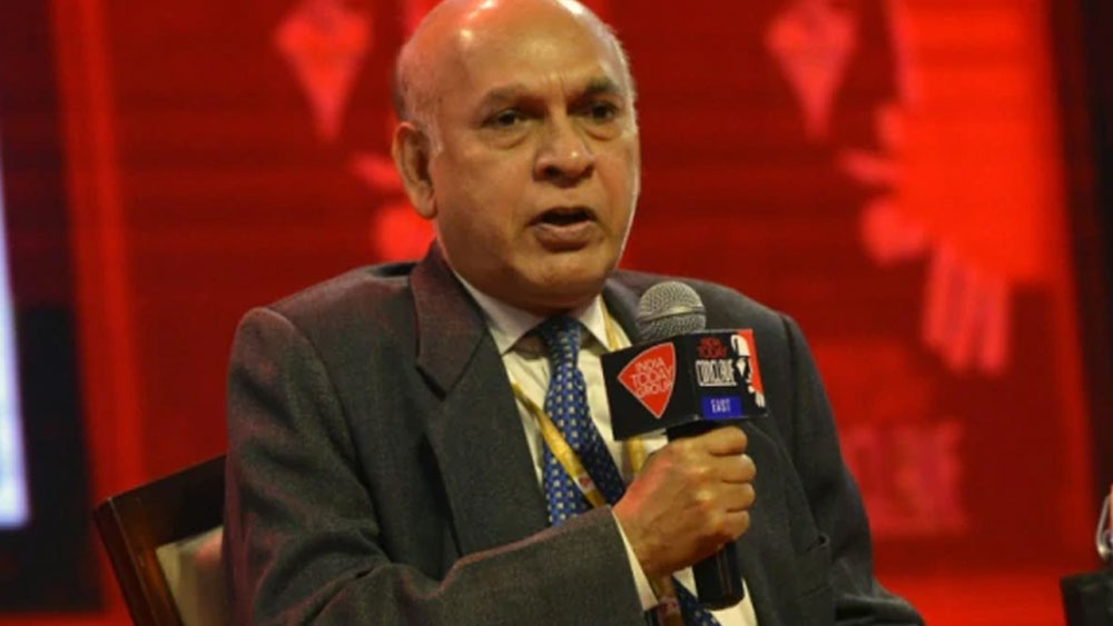 তিনি ছিলেন পাক সেনার গোলন্দাজ বাহিনীর কর্তা। কিন্তু তাঁর বাহিনী কী ভাবে নিরীহ মানুষগুলোর উপর অত্যাচার চালাচ্ছে তা কানে পৌঁছনোর পর আর স্থির থাকতে পারেননি।