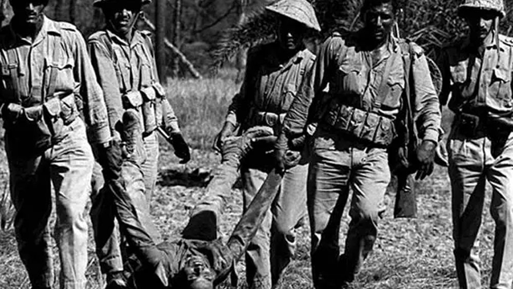 ভারতে পৌঁছনোর পর মুক্তিবাহিনীর গুরুত্বপূর্ণ পদ দেওয়া হয়েছিল তাঁকে। কিন্তু বিষয়টি পাক সেনা জানতে পারার পর ঢাকায় তাঁর বাড়ি পুড়িয়ে দেওয়া হয়েছিল। তাঁর মা এবং বোন কোনওক্রমে পালিয়ে প্রাণে বাঁচেন সে সময়।