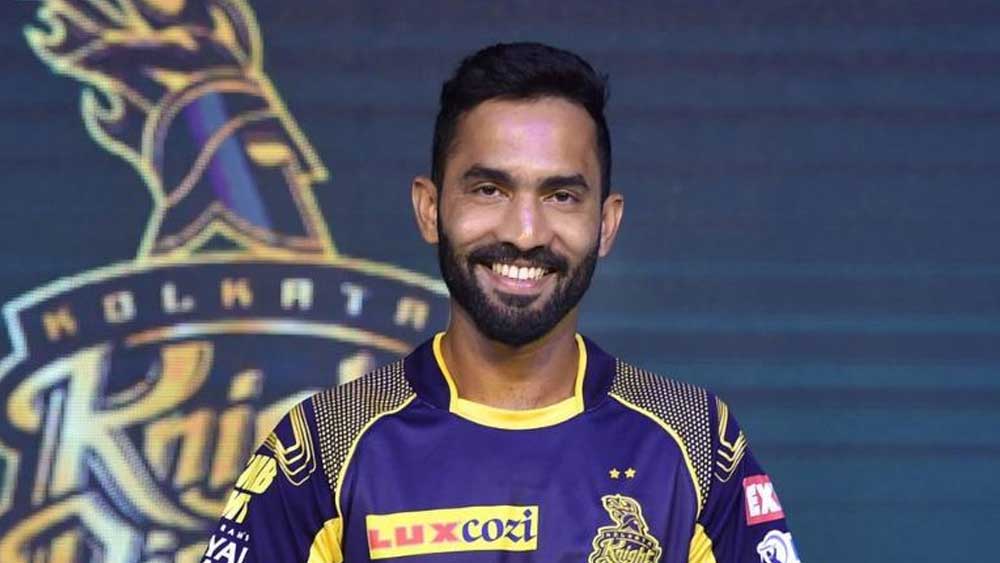 দীনেশ কার্তিক: গত বারের অধিনায়ক ছিলেন তিনি। মাঝ পথে তাঁকে সরিয়ে দায়িত্ব তুলে দেওয়া হয় মর্গ্যানের হাতে। তবে তাতে যে ব্যাট হাতে ছন্দ ফিরে পেয়েছেন কার্তিক তেমনটা বলছে না স্কোরবোর্ড।