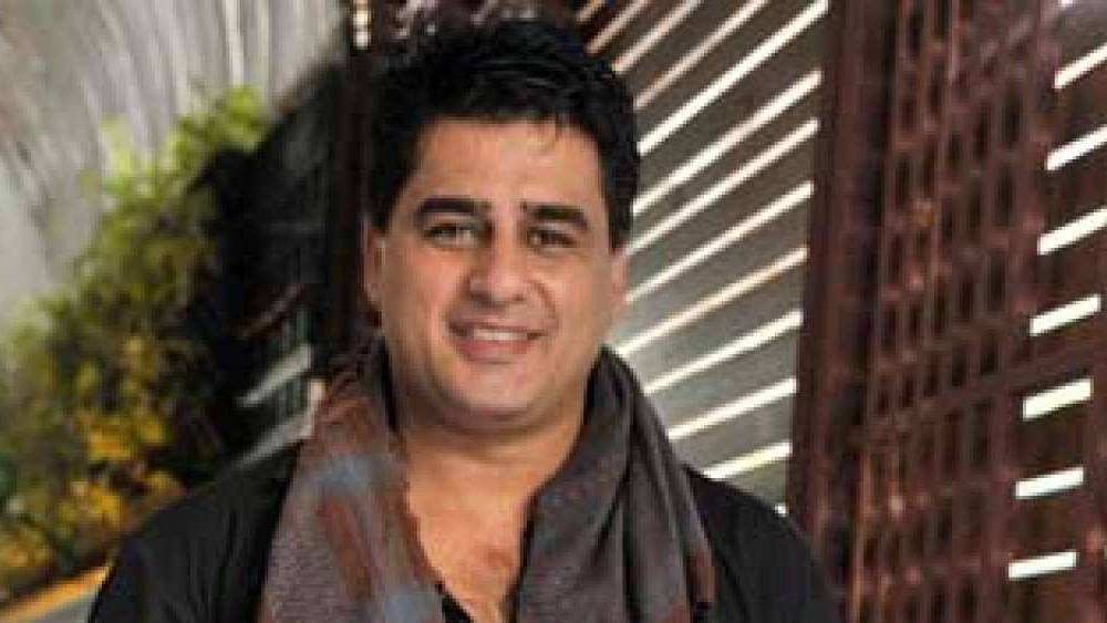 চলচ্চিত্র এবং দূরদর্শনের জনপ্রিয় এই অভিনেতা জানিয়েছেন, গত দেড় বছর ধরে তিনি কিচ্ছু উপার্জন করেননি। সঙ্কটজনক এই পরিস্থিতি তাঁর মানসিক অবস্থাকে প্রভাবিত করেছে বলেও জানিয়েছেন তিনি।