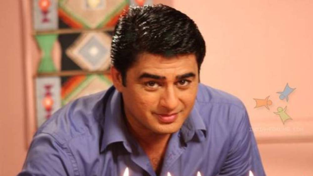 ছবির পাশাপাশি দূরদর্শনেও জনপ্রিয় আয়ুব। ১৯৯৯ সালে ‘মুসকান’ ধারাবাহিকে তিনি প্রথম অভিনয় করেন। এর পর বিভিন্ন ধরনের চরিত্রে নিজেকে মেলে ধরেন তিনি।