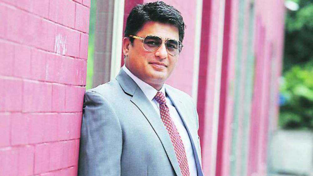 শুধু পেশাদার জীবনেই নয়। অতিমারিতে আয়ুব ভেঙে পড়েছেন মানসিক আঘাতেও। হারিয়েছেন দুই প্রবীণ আত্মীয় এবং কিছু বন্ধুকে। চারদিকে বিপর্যস্ত অবস্থা দেখে তাঁর সবথেকে রাগ হয় দায়িত্বজ্ঞানহীন নাগরিকদের উপর।