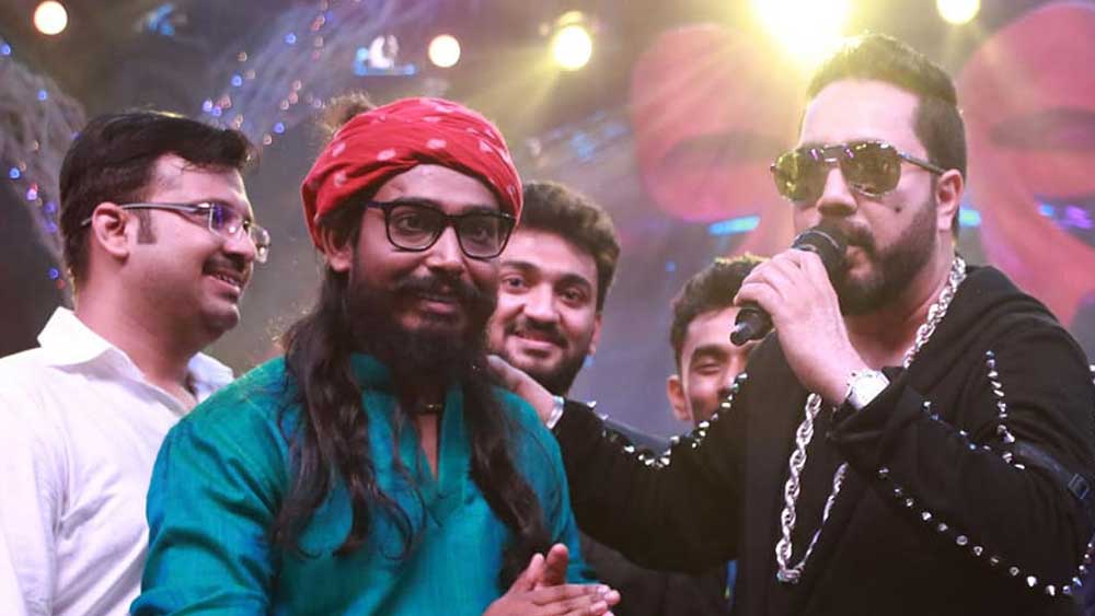 মিকা সিংহের সঙ্গে অর্কদীপ মিশ্র