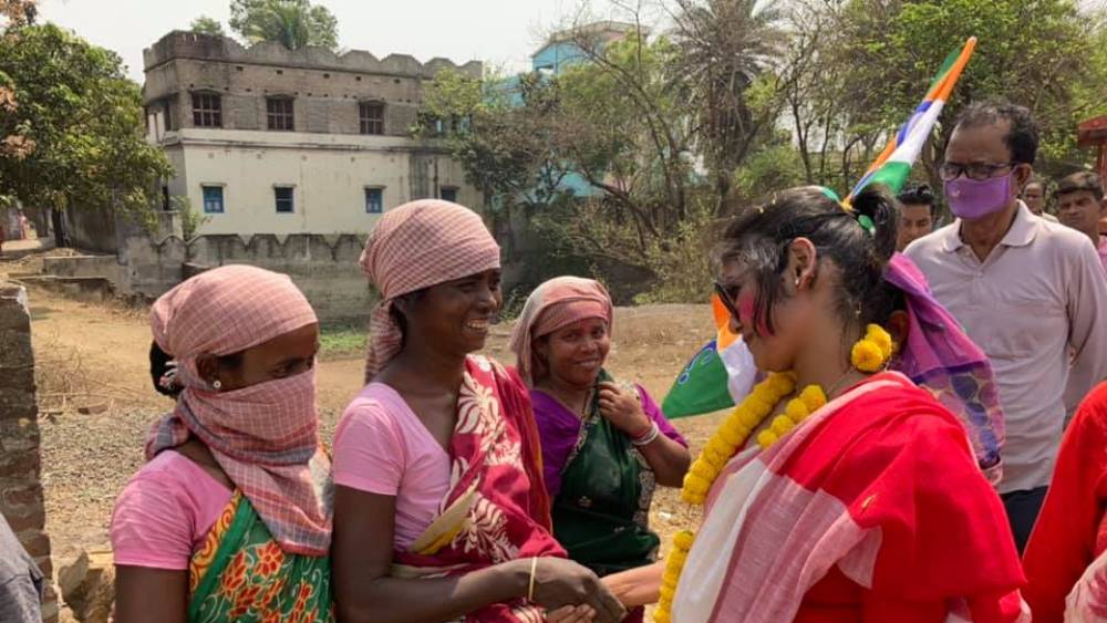 ২০১৭ সালে একটি হন্ডা জ্যাজ কিনেছিলেন সায়নী। দাম পড়েছিল ৬ লক্ষ ৭৭ হাজার ৩৬৯ টাকা।