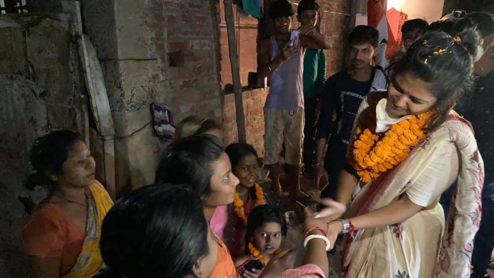 হলফনামায় নিজেকে অভিনেত্রী হিসেবেই পরিচয় দিয়েছেন সায়নী। উপার্জনের উৎস হিসেবে দেখিয়েছেন অভিনয়ের পারিশ্রমিক এবং বিজ্ঞাপনবাবদ উপার্জনকে।