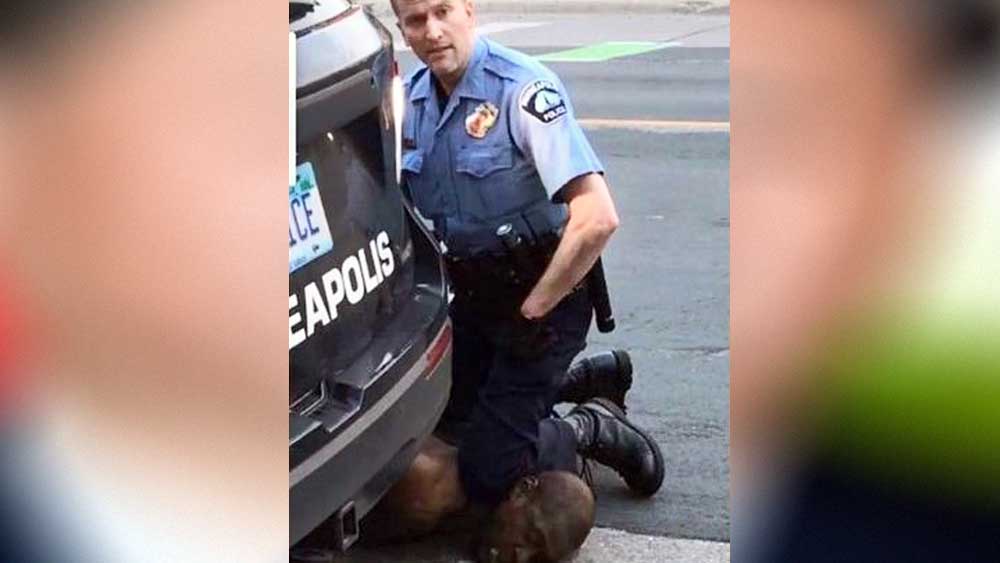 জর্জ ফ্লয়েডের গলায় হাঁটু দিয়ে চেপে ধরেছে পুলিশ অফিসার ডেরেক শভিন। 