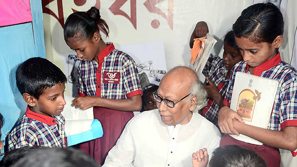 স্কুলপড়ুয়াদের সঙ্গে একটি অনুষ্ঠানে।