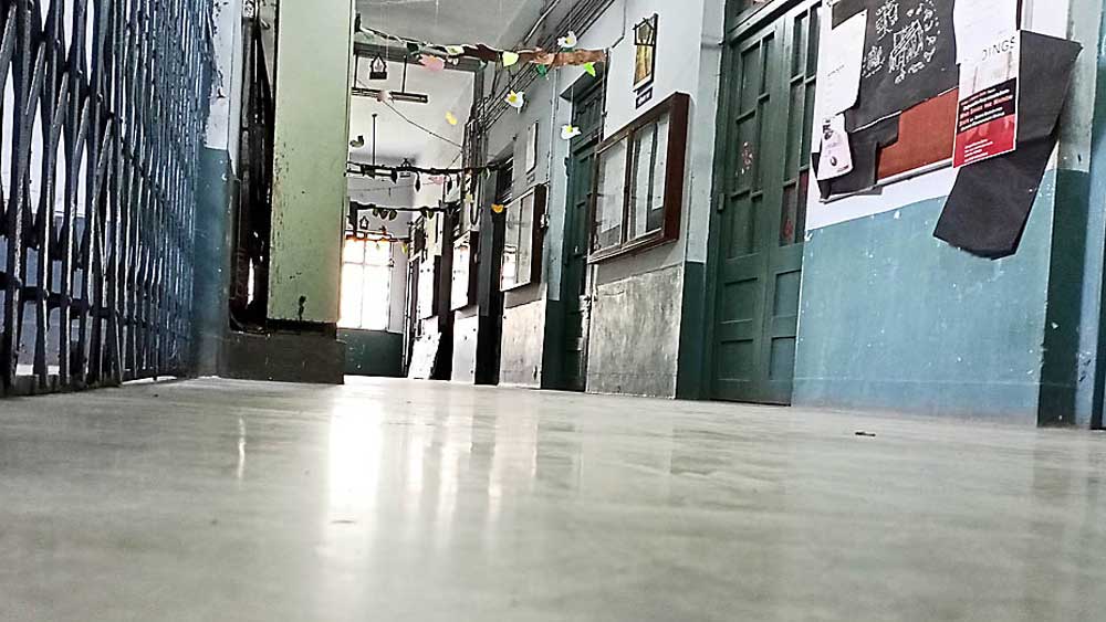 যাদবপুর বিশ্ববিদ্যালয়ের বাংলা বিভাগের এই করিডরেই ছাত্রছাত্রীদের সঙ্গে সময় কাটাতেন তিনি।