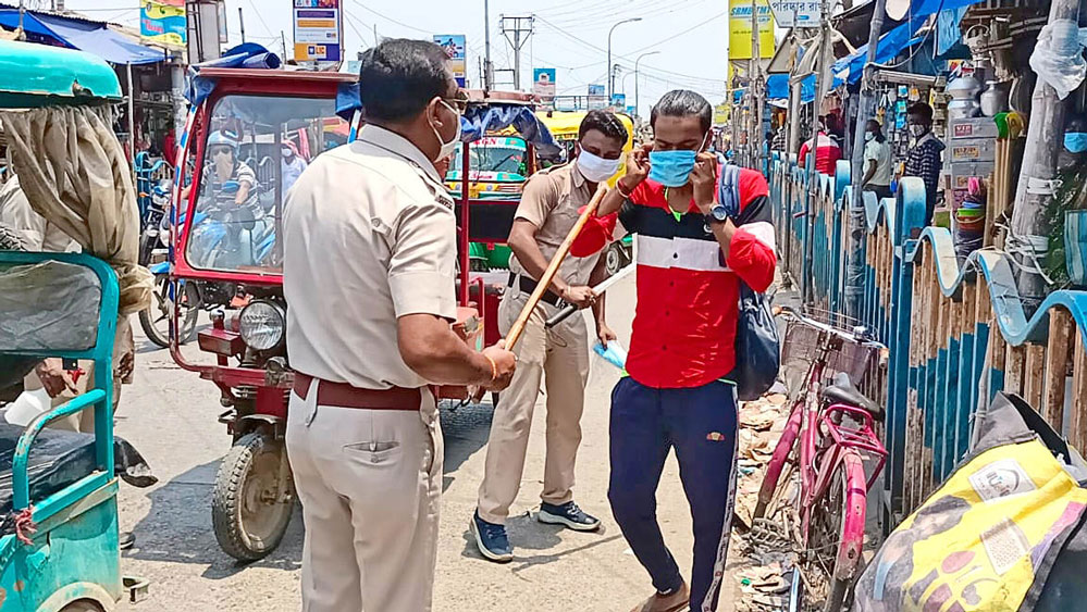 Police beat men as they were not wearing mask