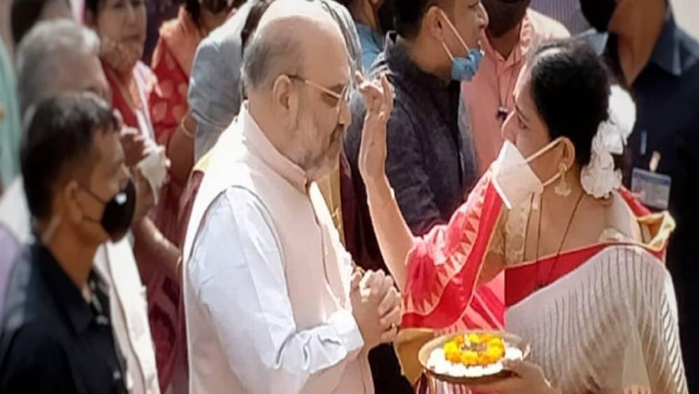 এই মুহূর্তে তাঁর হাতে ৬৪ হাজার টাকা আছে বলে জানিয়েছেন অগ্নিমিত্রা।