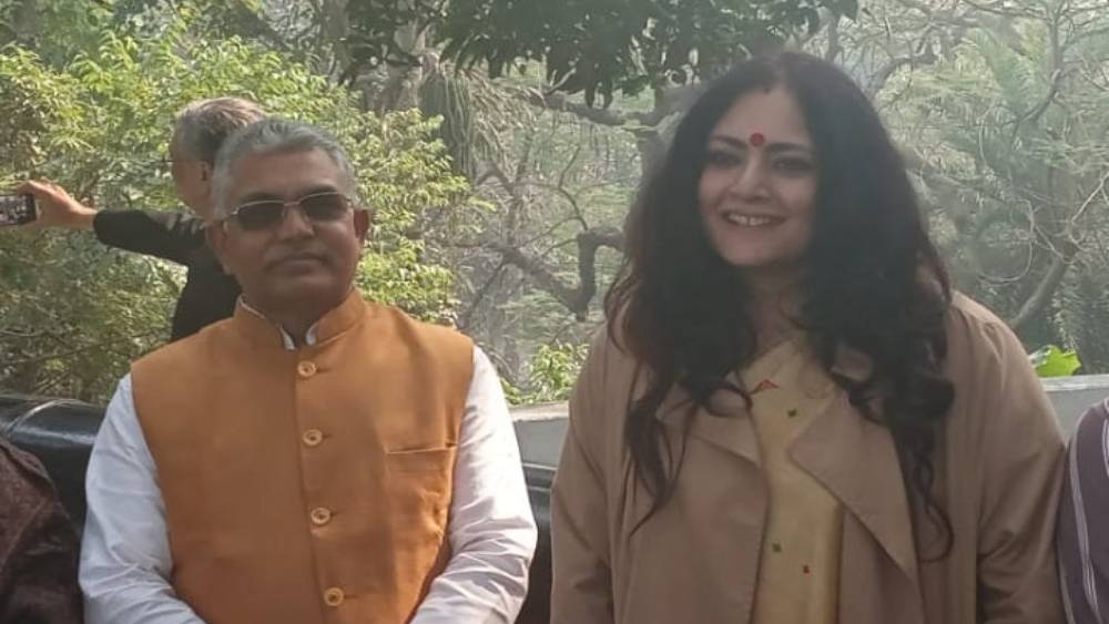 হলফনামায় নিজেকে কস্টিউম ডিজাইনার বলে পরিচয় দিয়েছেন অগ্নিমিত্রা। উপার্জনের উৎস হিসেবে তিনি উল্লেখ করেছেন বেতন এবং নিজের ব্যবসার কথা।