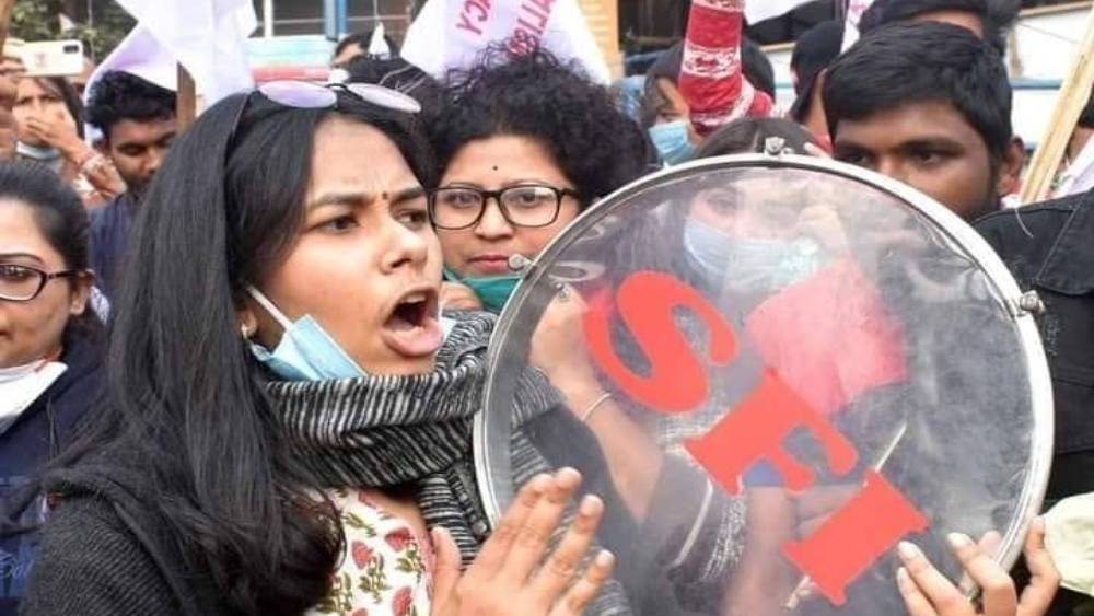 জওহরলাল নেহরু বিশ্ববিদ্যালয়ে গবেষণার পাশাপাশি চলেছে রাজনীতি। বাম শিবিরে তরুণ তুর্কিদের মধ্যে অন্যতম ঐশী ঘোষ। ২৫ বছর বয়সি এই তরুণী এ বার জামুড়িয়া কেন্দ্রের সংযুক্ত মোর্চা প্রার্থী।