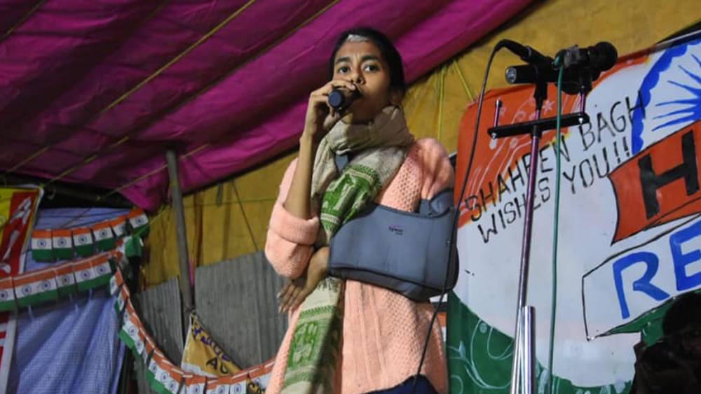 নির্বাচন কমিশনের কাছে হলফনামায় নিজের সম্পত্তির বিবরণ দিয়েছেন ঐশী। এই মুহূর্তে তাঁর হাতে আছে ৫০০ টাকা।