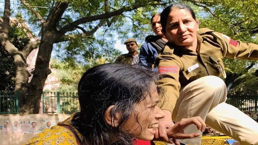 ব্যাঙ্কের সেভিংস অ্যাকাউন্টে তাঁর নামে গচ্ছিত আছে যথাক্রমে ৪২ হাজার ৪৮৫ টাকা ৬০ পয়সা, ২৯৬৬ টাকা ৭৬ পয়সা, ৩ লক্ষ ৭ হাজার ৮৬৬ টাকা ৬০ পয়সা, দুর্গাপুরে উপ ডাকঘরে যৌথ ভাবে টার্ম ডিপোজিট আছে ১ লক্ষ টাকা।