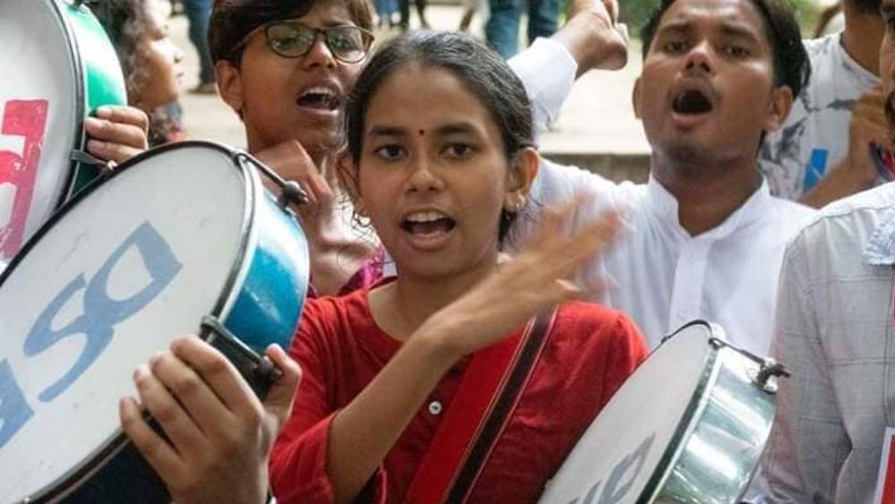 প্রথম বিধানসভা নির্বাচনের লড়াইয়ে ঐশীর মূল প্রতিদ্বন্দ্বী তৃণমূলের হরেরাম সিংহ এবং বিজেপি-র তাপসকুমার রায়।