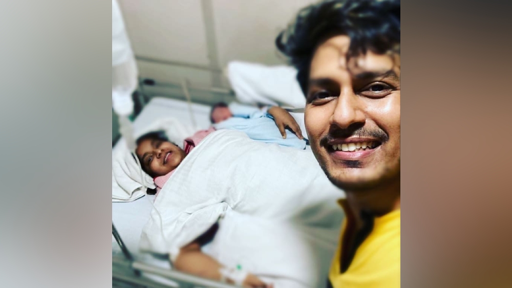 নতুন অতিথিকে নিয়ে রাজা এবং মধুবনি।