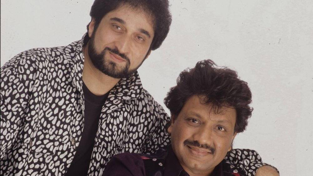 ১৯৭৩ সালে এক অনুষ্ঠানে আলাপ হয়েছিল নদীম এবং শ্রবণের। সে বছরই তাঁরা প্রথম একসঙ্গে কাজ করেন ভোজপুরী ছবি ‘দঙ্গল’-এ। কিন্তু ছবিটি মুক্তি পেয়েছিল ১৯৭৭ সালে।