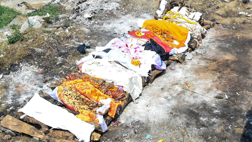 রাঁচির স্বর্ণরেখা শ্মশানঘাটে শেষকৃত্যের অপেক্ষায় সারিবদ্ধ নিথর দেহ। শেষ বারের মতো তাঁদের দেখতেও পারেননি প্রিয়জনরা।