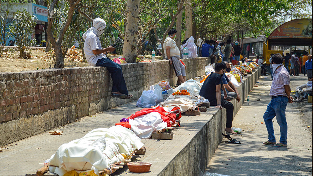 গাজিয়াবাদের হিন্দনঘাট শ্মশানে প্রকাশ্যেই পর পর রাখা আছে দেহগুলি। অতিমারির সঙ্গে যুদ্ধে তাঁরা পরাজিত।