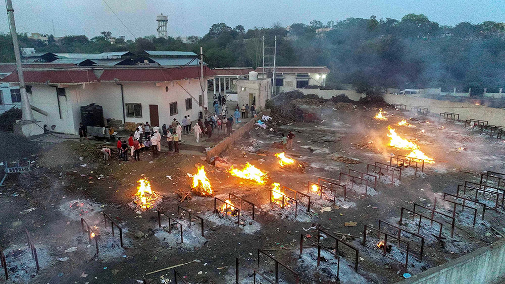 কানপুরের মতো ভোপালের শ্মশানেও জ্বলছে সারিবদ্ধ চিতা। কোভিডে প্রাণ হারানো মানুষের অন্ত্যেষ্টি চলছে।