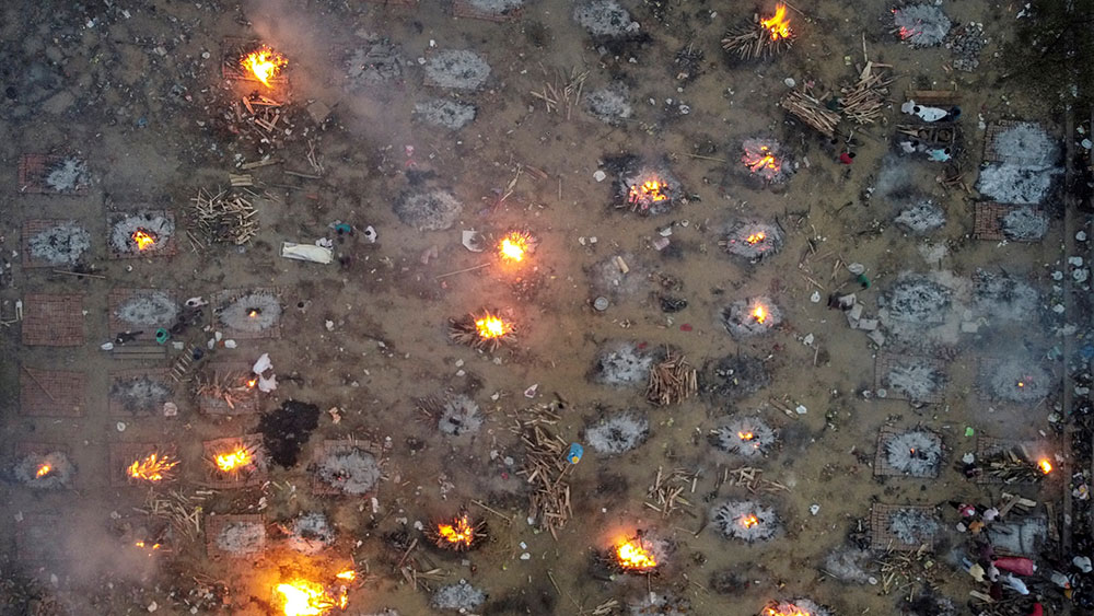 দিল্লির এক শ্মশানঘাটে গণচিতার ব্যবস্থা করা হয়েছে। কোভিডরোগীর দেহ সংখ্যায় বেড়ে যাওয়ায় দেখতে হচ্ছে এই নিদারুণ দৃশ্য।