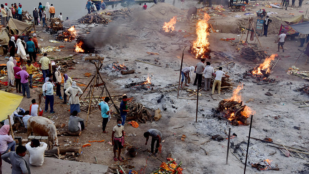 বারাণসীর মণিকর্নিকা ঘাটেও একই ছবি। গঙ্গার পারে একের পর এক চিতা জ্বলছে।