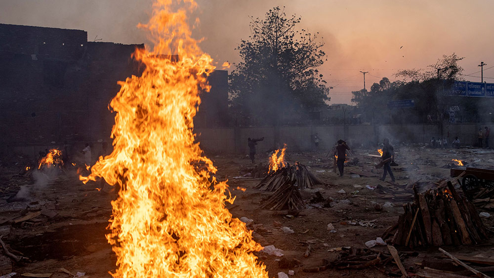  দিল্লির এক শ্মশানে চিতার লেলিহান আগুন প্রায় আকাশ ছুঁয়েছে। সৎকার করা হচ্ছে অতিমারিতে প্রাণ হারানো অসংখ্য মানুষের।